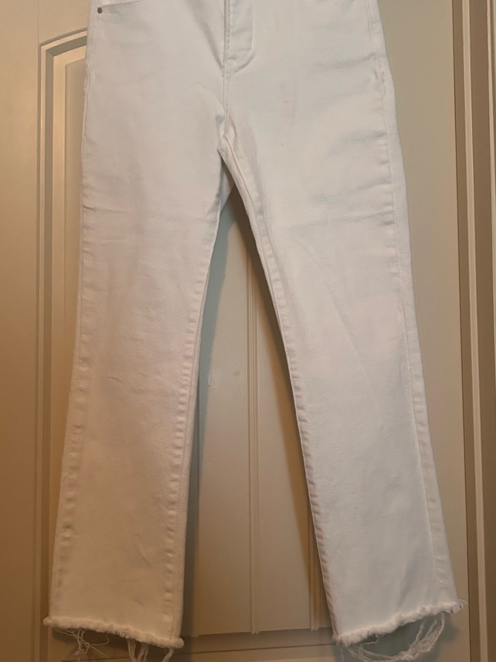 Classic White Straight-Leg Jeans with Raw Hem